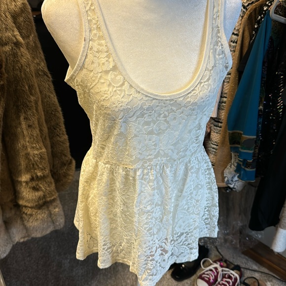 Aeropostale Cream lace stretchy peplum top. Blouse. Size M. EUC - Picture 3 of 6